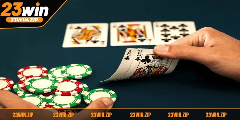 Người chơi cần nắm bắt được thời điểm nên dừng hay thêm rút bài